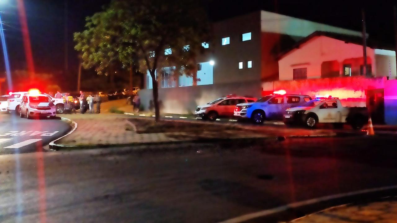 Foto 13 de 15 — Viatura da PM e Caminhonete batem violentamente no Jardim Brasil